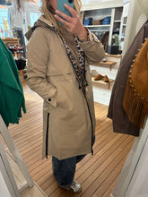 Charger l&#39;image dans la galerie, Imperméable IDÉAL Beige/imprimé léopard
