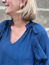 Charger l&#39;image dans la galerie, Blouse froufrou Bleu
